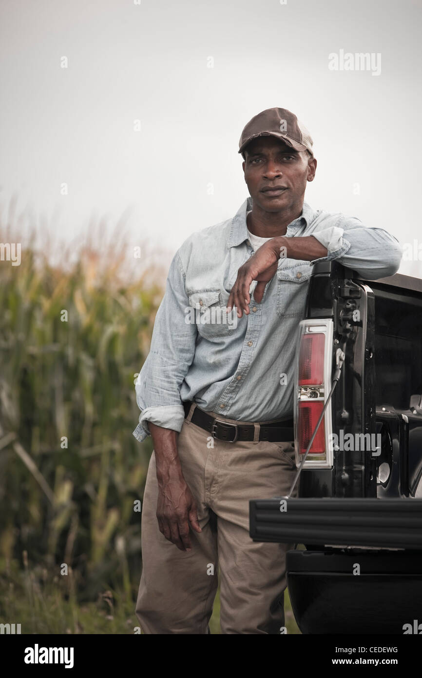 Afro-Amerikaner stützte sich auf Rückseite des Pick-up-truck Stockfoto