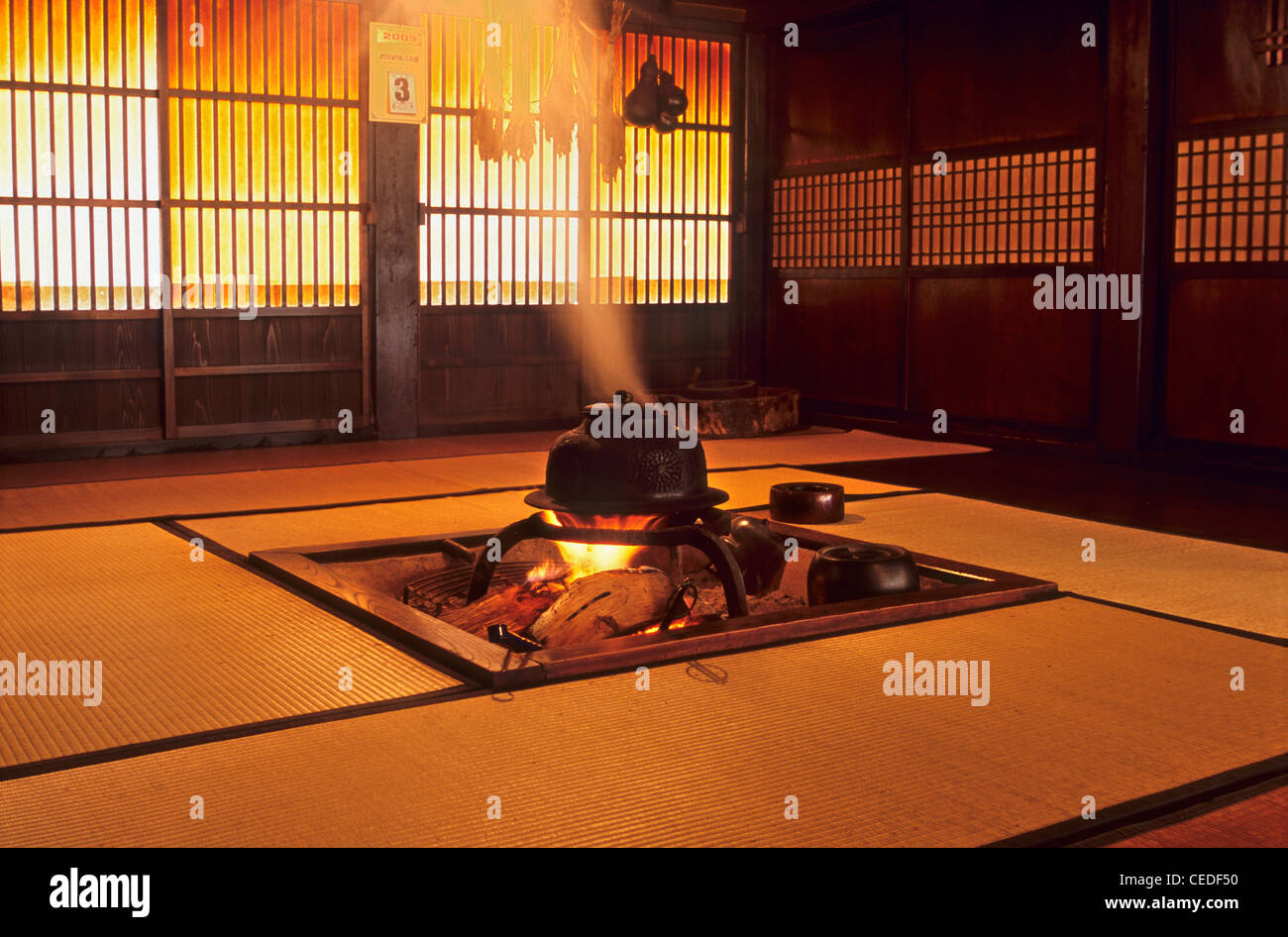 Versunkene Herd in einem traditionellen Gassho Zukuri Haus, Heimatmuseum, Shirakawa-Go, Präfektur Gifu, Japan Stockfoto