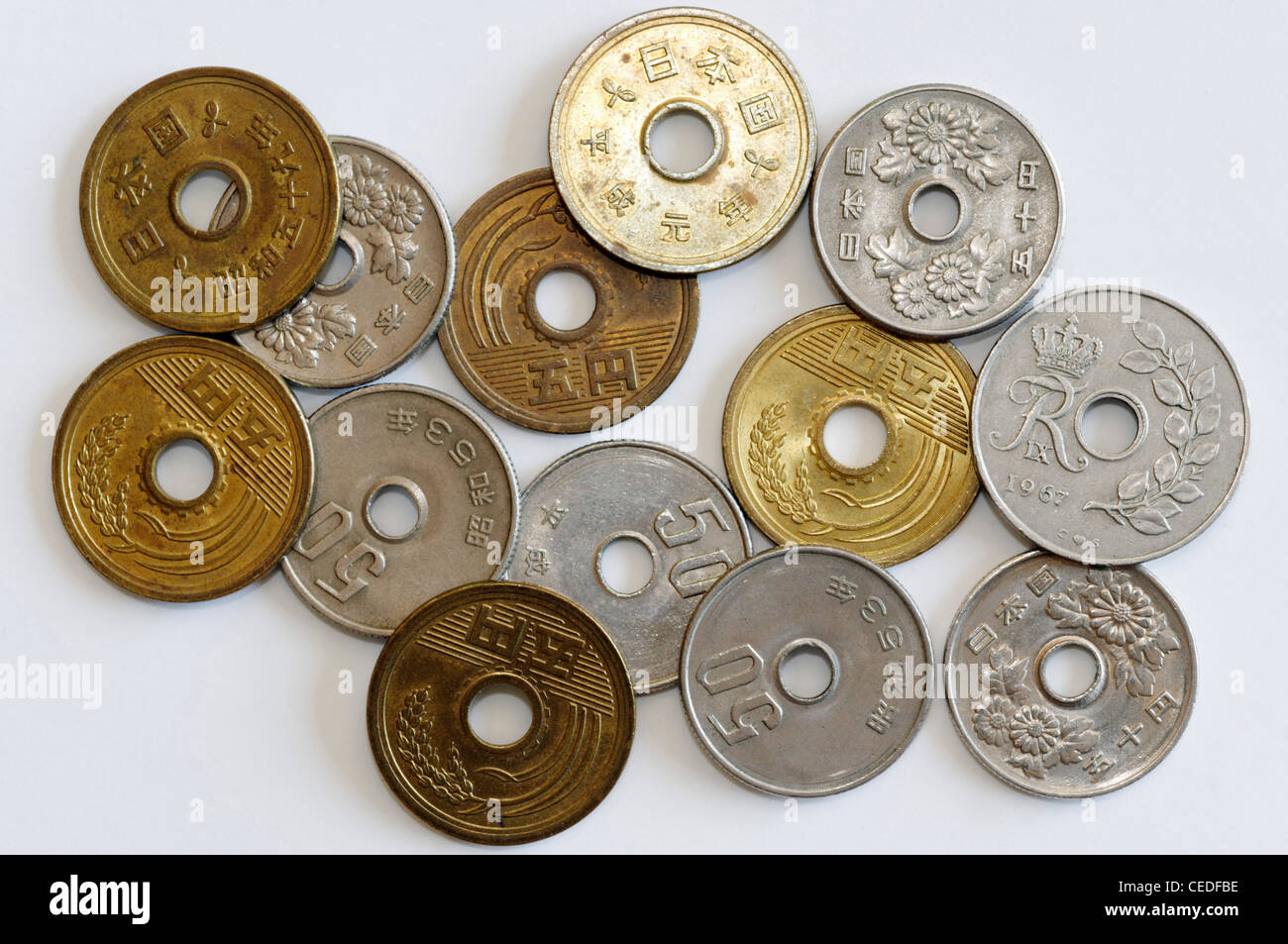 Münzen mit einem Loch in der Mitte Stockfoto