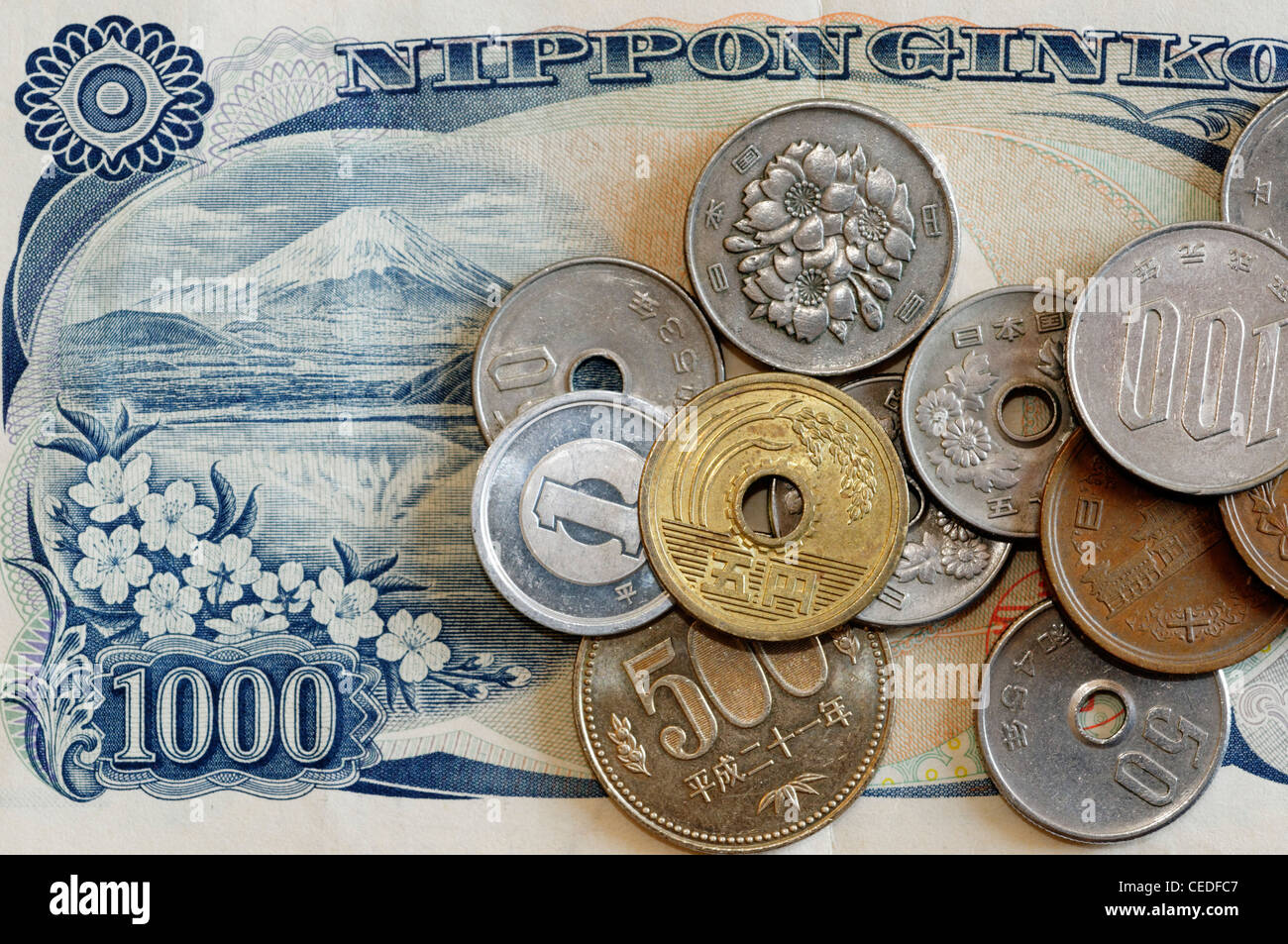 Japanische Yen-Banknoten und-Münzen Stockfoto