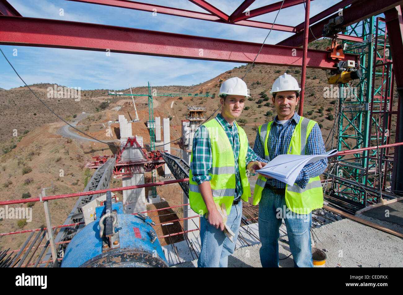 Bauarbeiter stehen auf Baustelle Stockfoto