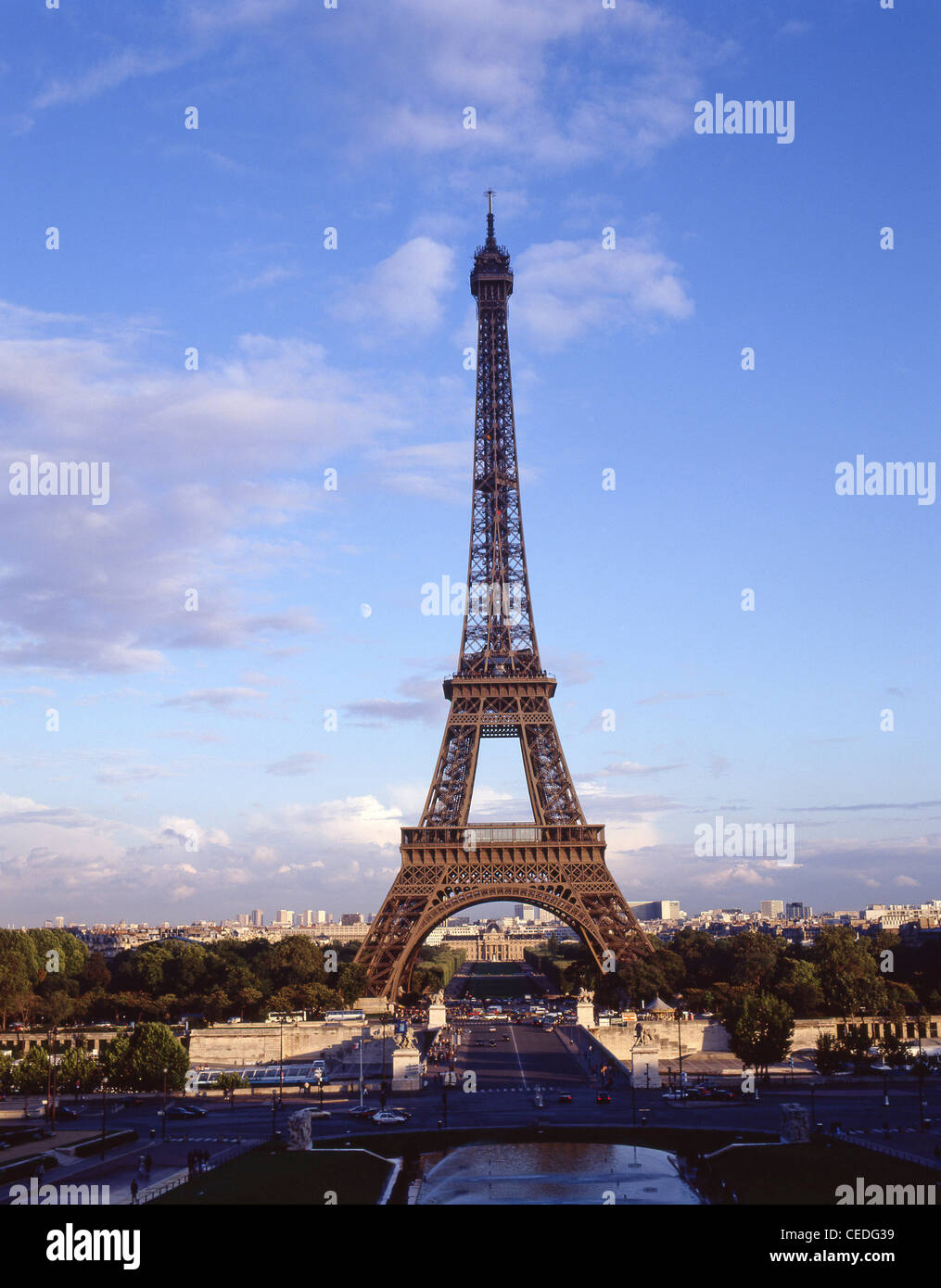 Eiffel-Turm aus dem Trocadéro Gelände des Palais de Chaillot, Paris, Île-de-France, Frankreich Stockfoto
