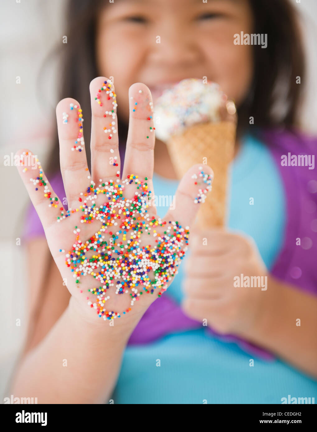 Koreanerin mit Streusel in die hand Stockfoto