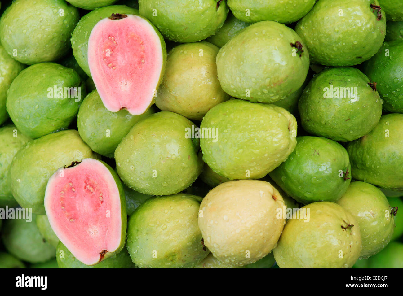 Frische rosa Guaven in einem vietnamesischen Markt Stockfoto