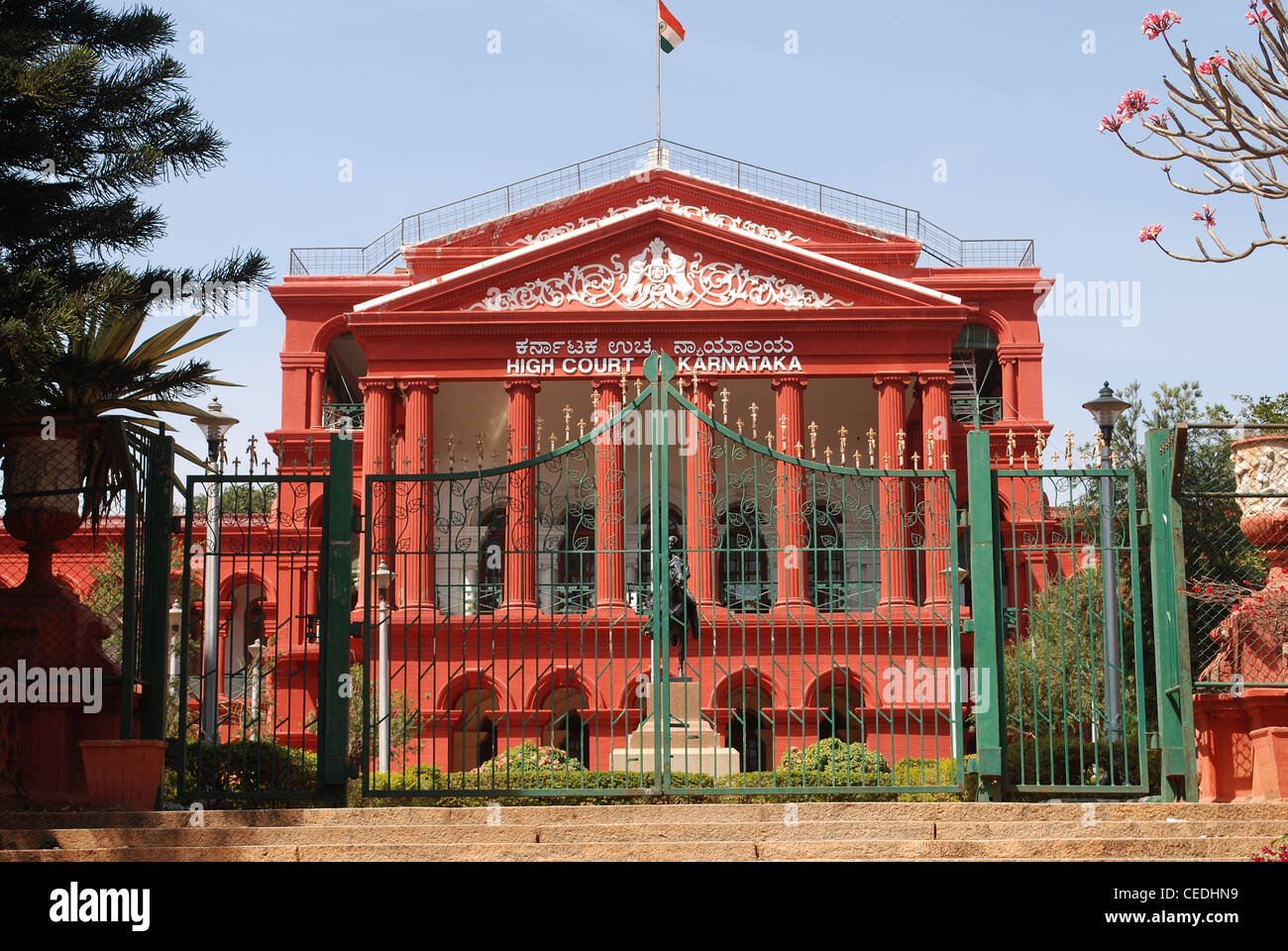 High Staatsgerichtshof; eine berühmte Govt Gebäude in Bangalore im griechisch-römischen Architektur erbaut. Es ist im Cubbon Park. Stockfoto