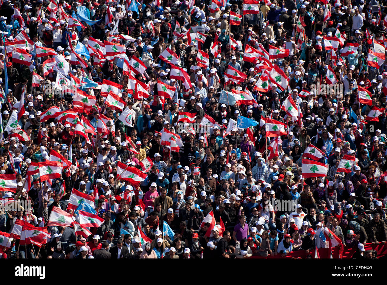 Hochschuss Fahnenschwingen Demonstranten füllen Märtyrer-Platz auf einer politischen Kundgebung in Beirut, Libanon. Stockfoto