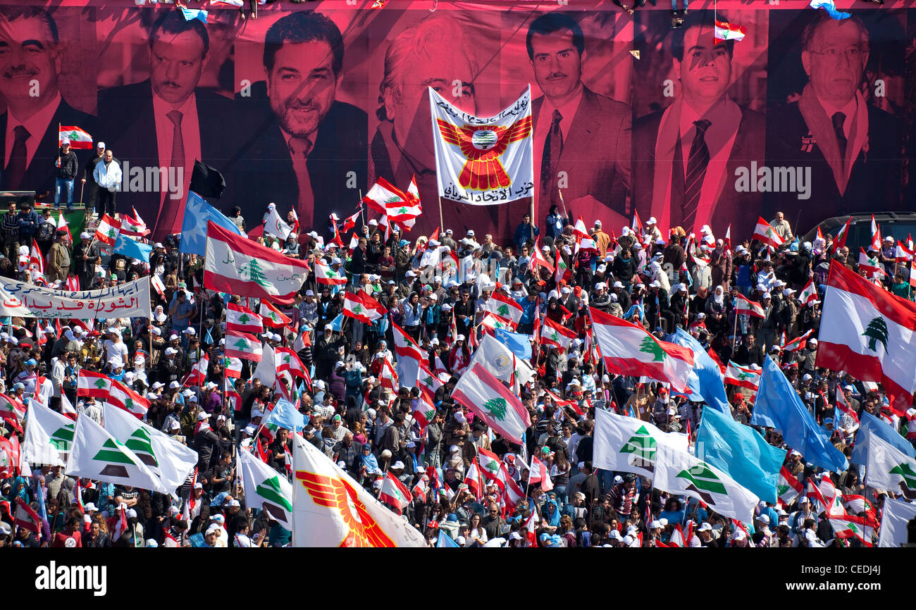 Die Gesichter der Politiker () bilden die Kulisse einer politischen Kundgebung statt in Platz der Märtyrer, Beirut, Libanon Stockfoto