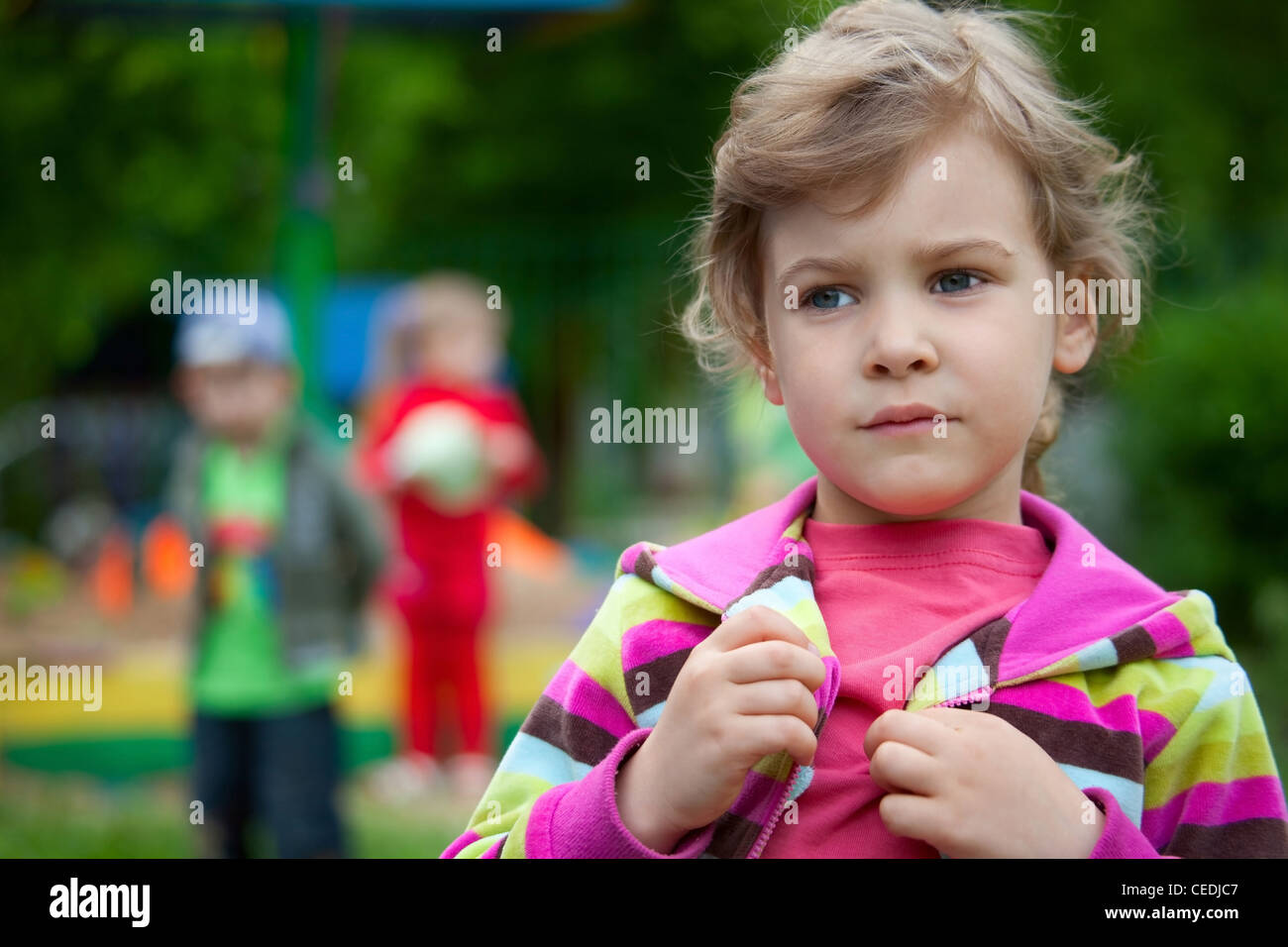 Das Mädchen spielt im Hof im kindergarten Stockfoto