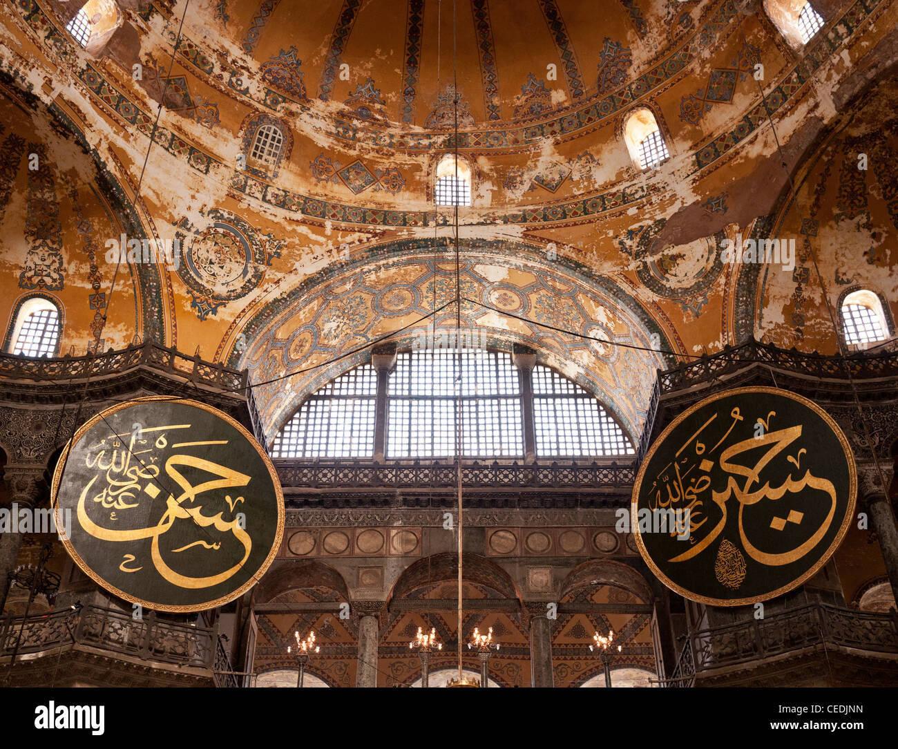 Kalligraphische Rondelle im Hauptschiff der Hagia Sophia (Aya Sofya) Basilika, Sultanahmet, Istanbul, Türkei Stockfoto