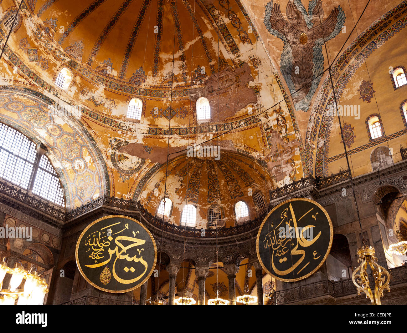 Kalligraphische Rondelle im Hauptschiff der Hagia Sophia (Aya Sofya) Basilika, Sultanahmet, Istanbul, Türkei Stockfoto