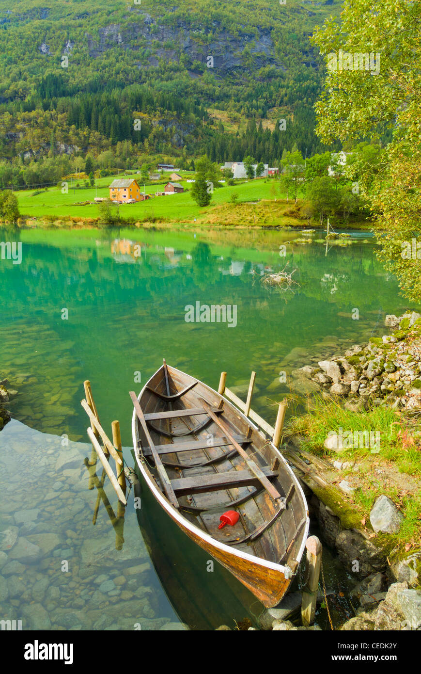 Eine alte Rudern Boot am Oldevatnet See alten Tal Sogn Og Fjordane Fjordland Norwegen Stockfoto