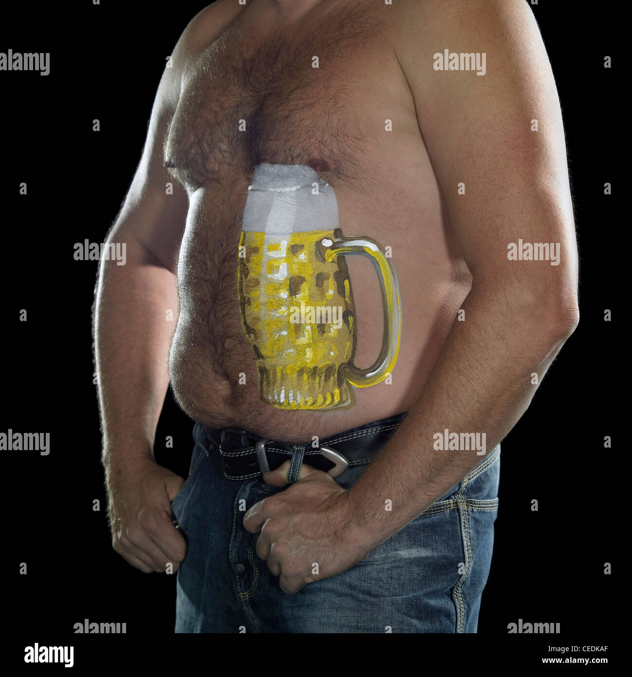 berichteten Bauch eines Mannes mit Bier Glas Abbildung in schwarzer Rücken Stockfoto