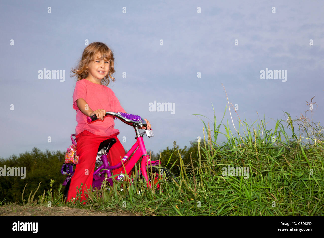 lockiges Mädchen Biker liegt im Bereich Stockfoto