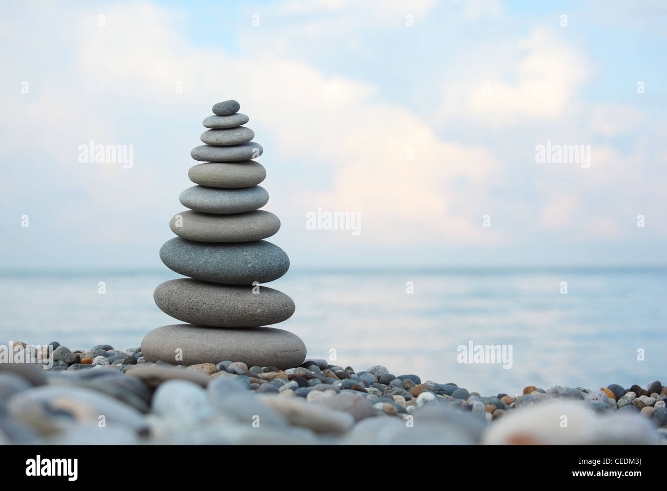 Stein-Stack am Kiesstrand, Horizontal gedreht Stockfoto