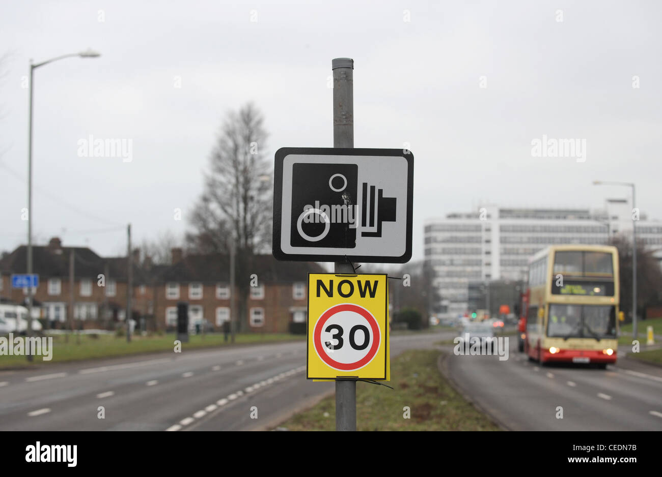 Neues Tempolimit und Kamera Warnzeichen in Lewes Road Brighton UK Stockfoto
