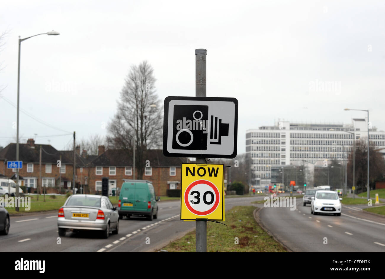Neues Tempolimit und Kamera Warnzeichen in Lewes Road Brighton UK Stockfoto