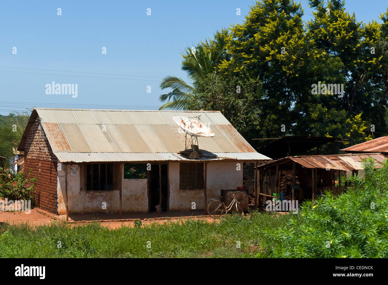 Haus mit Satellitenschüssel Pwani Region Tansania Stockfoto
