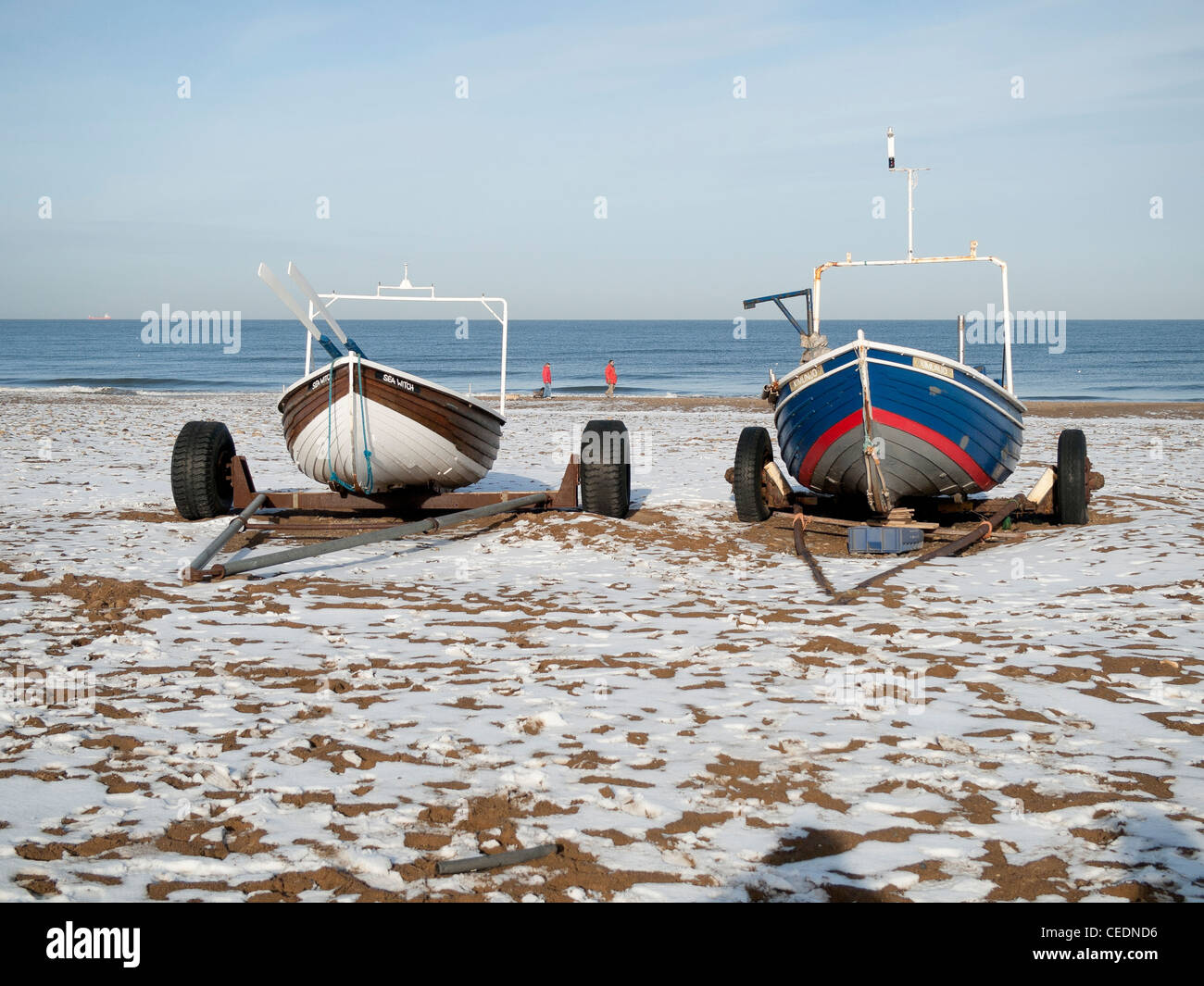 Angelboote/Fischerboote auf dem Schnee bedeckt Strand von Marske durch die Meer-Cleveland UK im Winterwetter Stockfoto