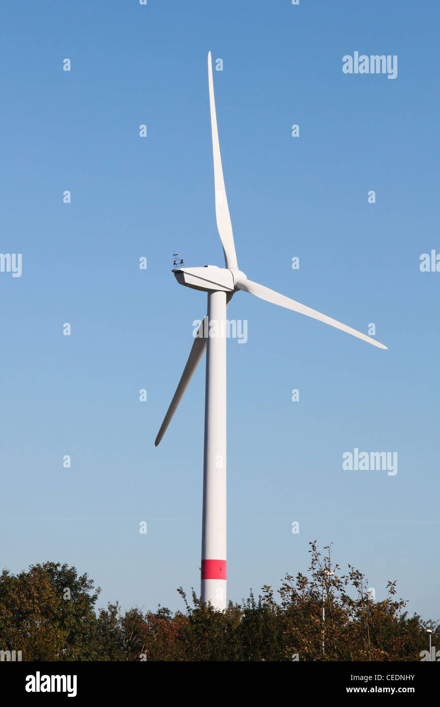 Eine einzelne Windkraftanlage vor einem blauen Himmel Stockfoto