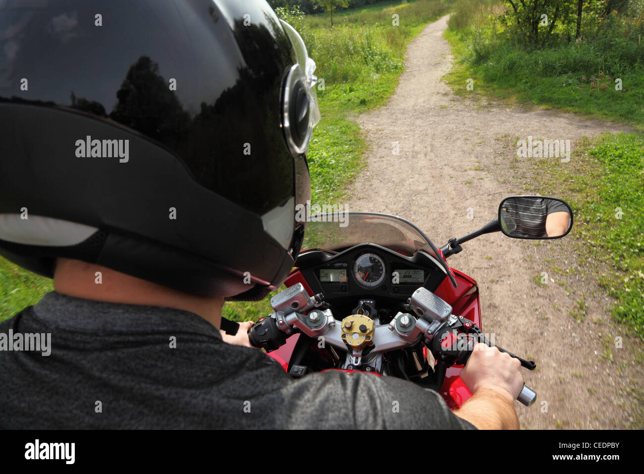 Motorradfahrer auf Landstraße, Schulter-Blick Stockfoto