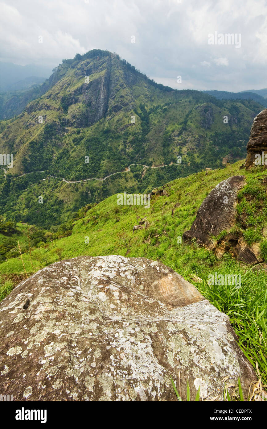 Blick vom Little Adams Peak über Ella Gap, Ella Rock & Autobahn an die Südküste; Ella, Hochland, Sri Lanka, Asien Stockfoto