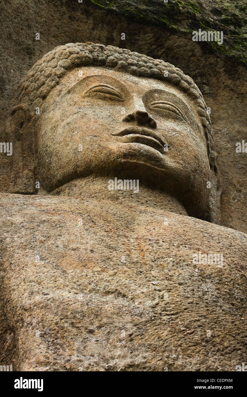 11 Meter Buddha-Statue (unvollendet - Grund nicht bekannt) im 1stC v. Chr. Dowa Tempel auf dem Weg nach Ella; Bandarawela, Sri Lanka Stockfoto