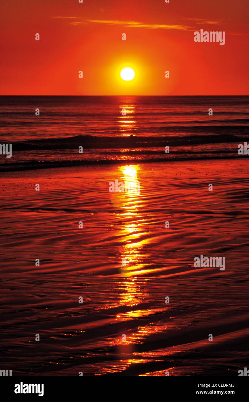 Portugal, Algarve: Sonnenuntergang am Strand Praia da Falesia in Albufeira Stockfoto