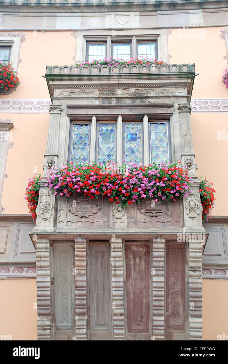 Frankreich, Elsass, Obernai, Place du Marche, Hotel de Ville, Fensterdetail Stockfoto