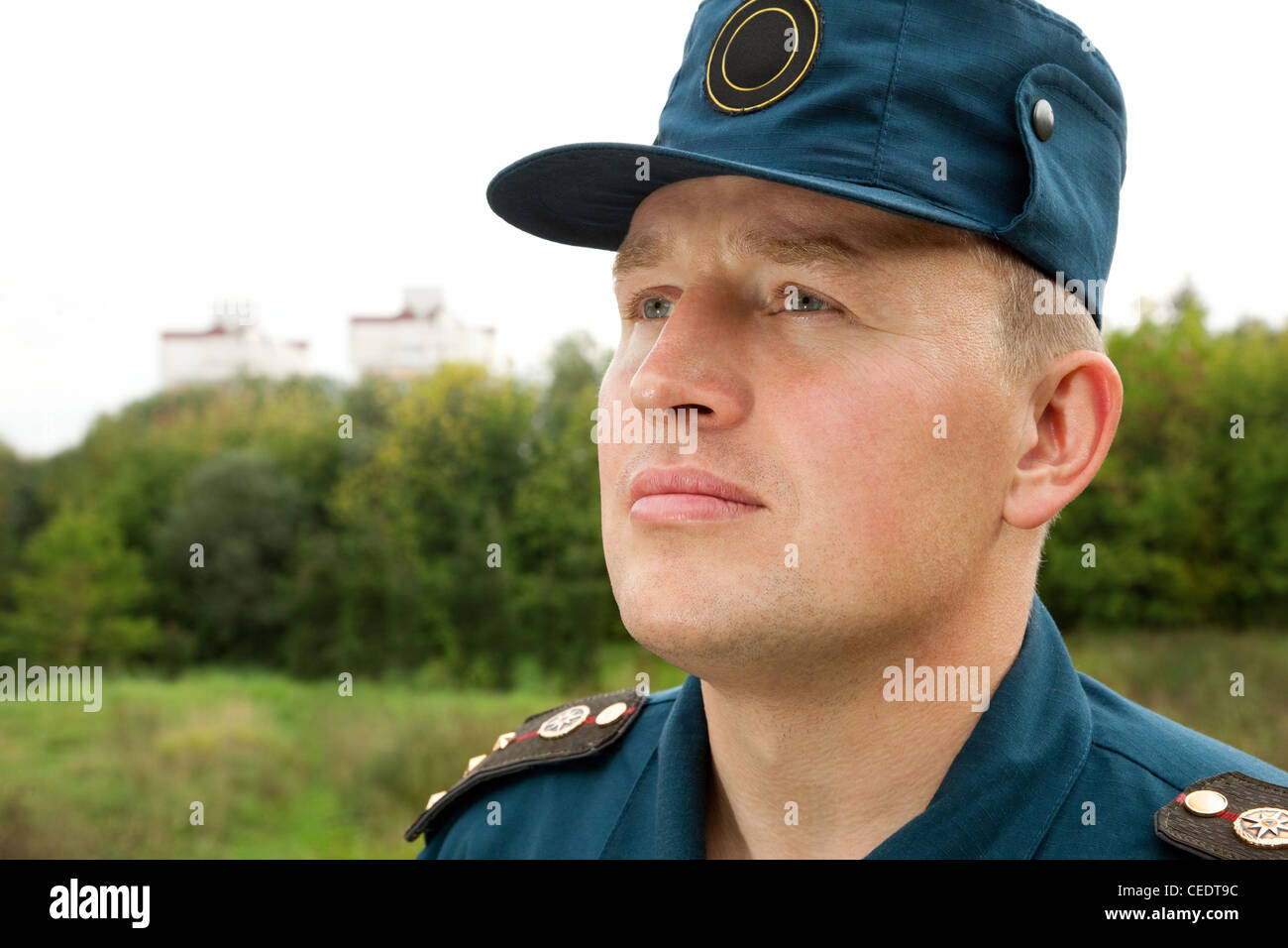 Officer der Gesellschaft zur Rettung Schiffbrüchiger in den Himmel schauen Stockfoto