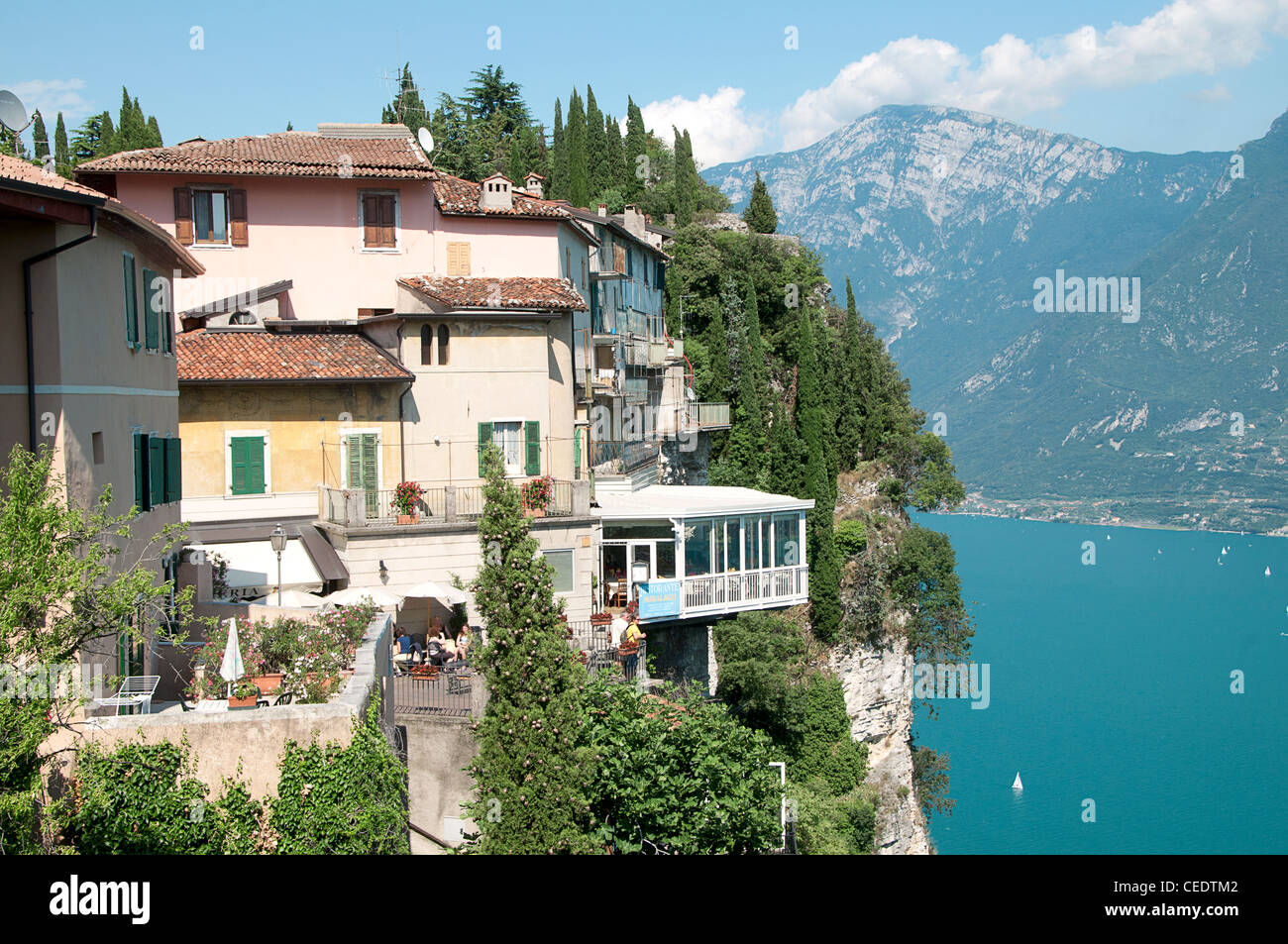 Italien, Lombardei, Gardasee, Pieve di Tremosine, Häusern thront auf den Klippen mit Blick auf See Stockfoto
