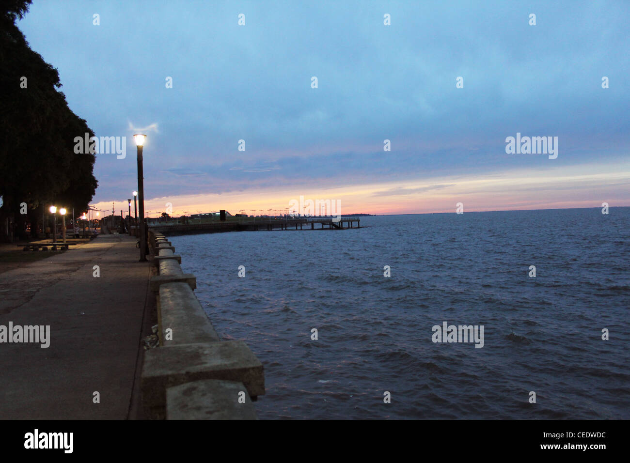 Rio De La Plata Promenade in der Abenddämmerung Buenos Aires Argentinien Stockfoto