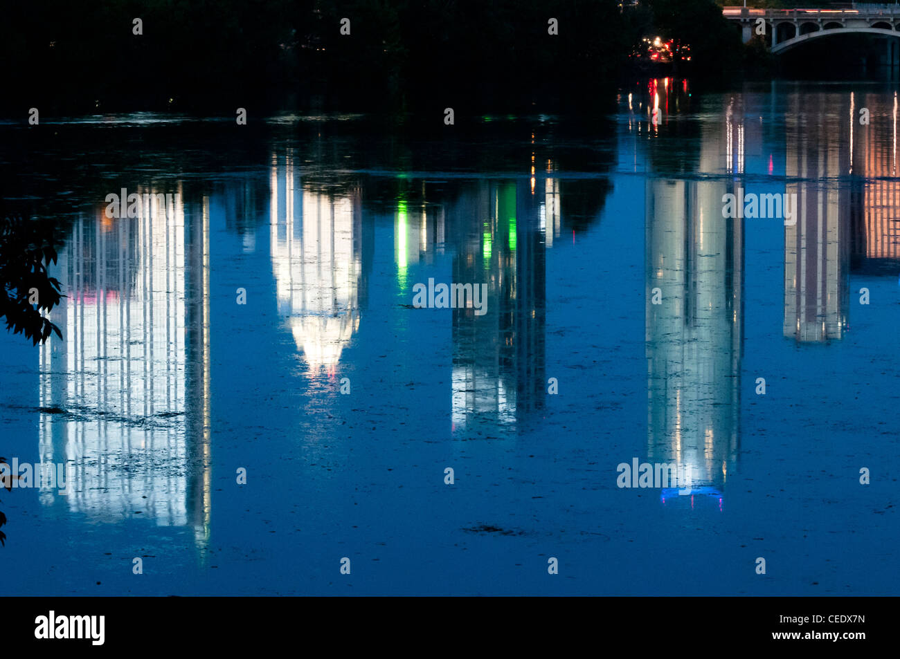 Reflexion der Skyline von Austin in Lady Bird Lake in der Nacht von Lou Neff Punkt Stockfoto