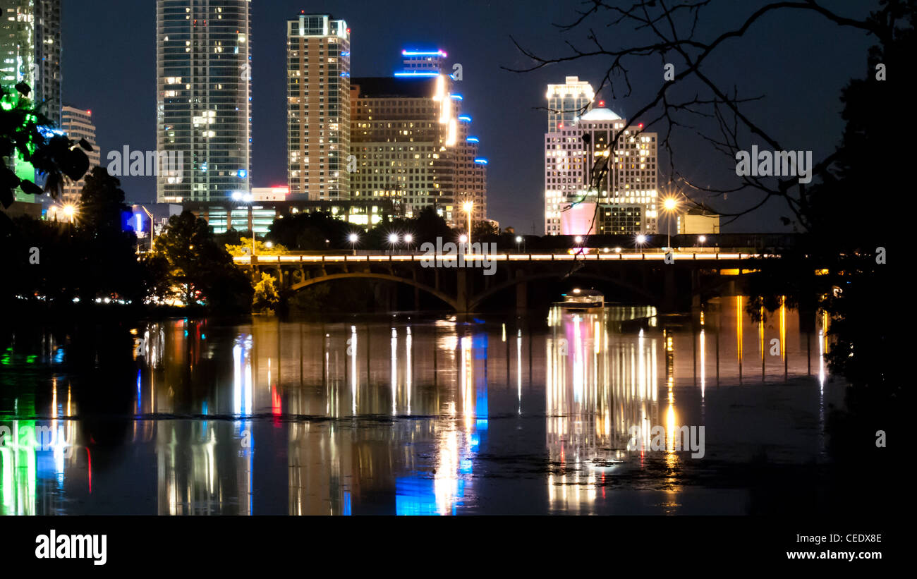 Reflexion der Skyline von Austin in Lady Bird Lake in der Nacht von Lou Neff Punkt Stockfoto
