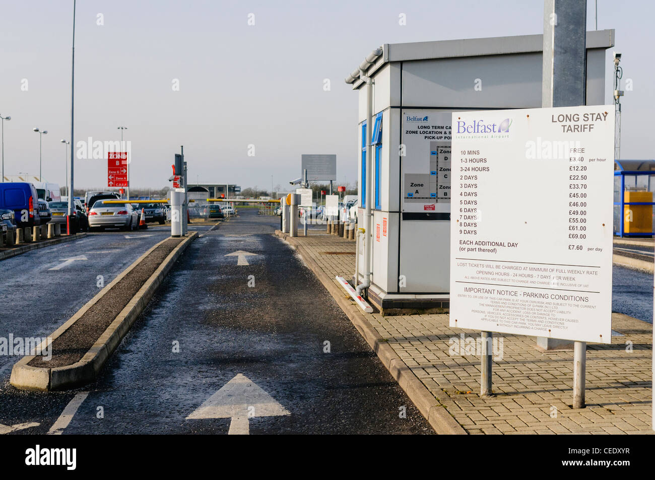 Eintritt in die Long Stay Parkplatz am Belfast International Airport Stockfoto