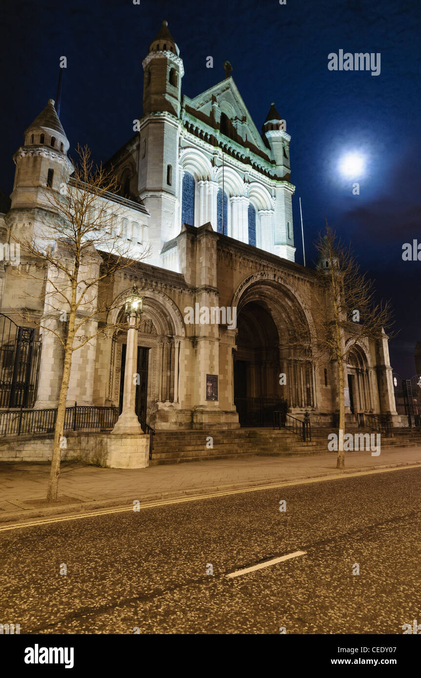 Kathedrale von St. Anne, Belfast, in der Nacht mit Vollmond hinter Stockfoto