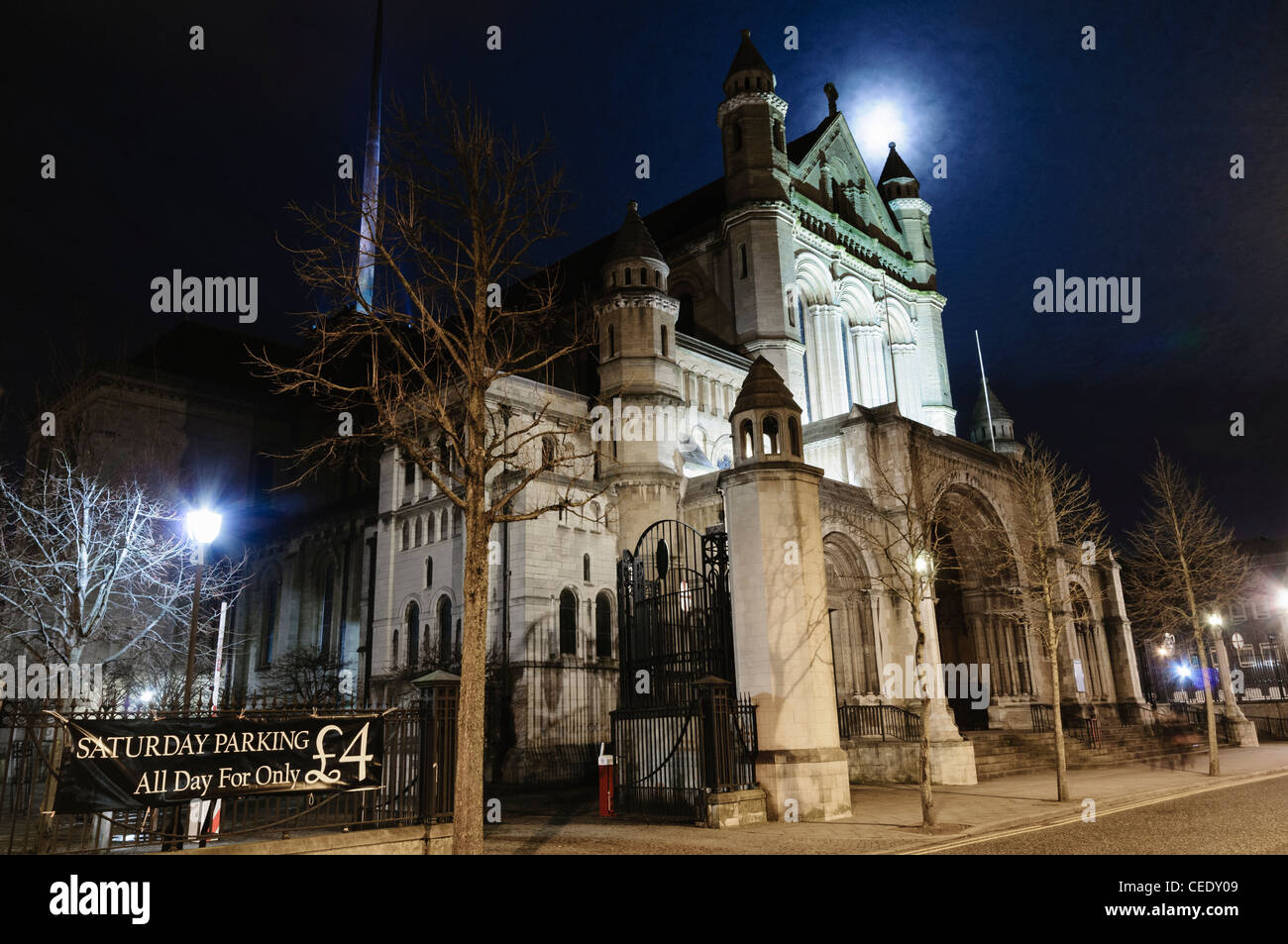 Kathedrale von St. Anne, Belfast, in der Nacht mit Vollmond hinter Stockfoto