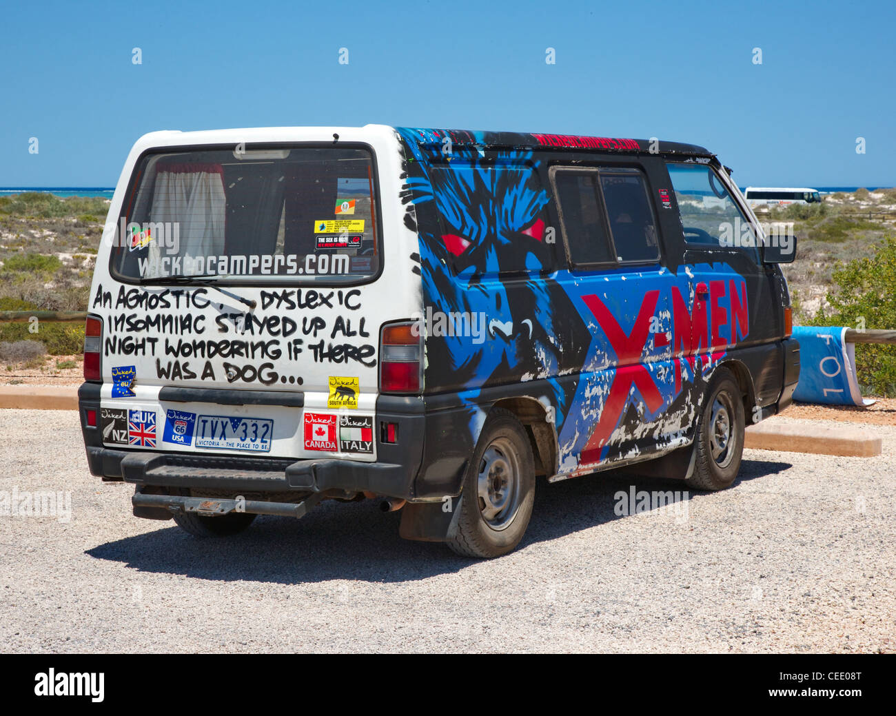 Wicked Camper-X-Men-Wohnmobil auf einem Parkplatz in Western Australia Stockfoto