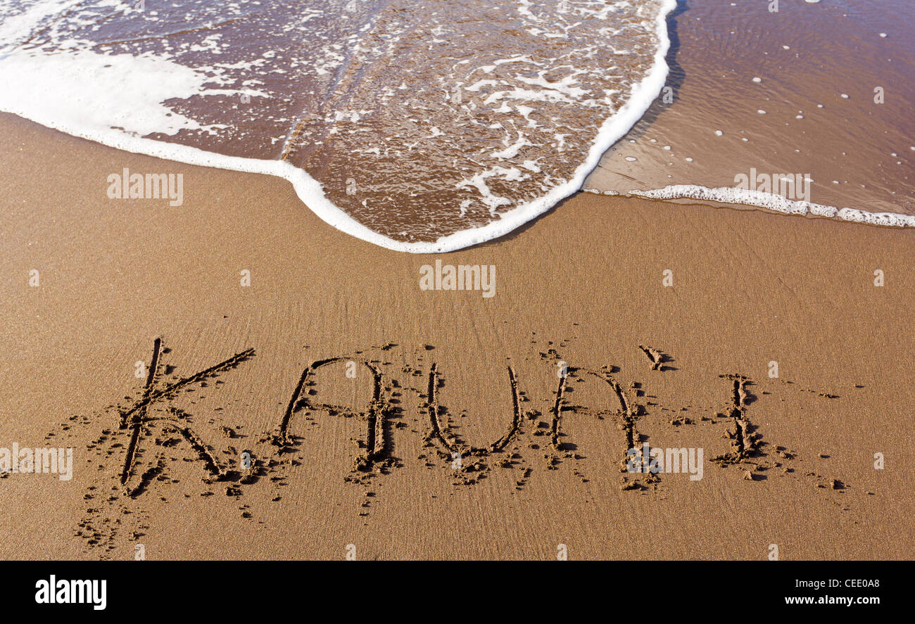 Kauai im Sand am Strand mit Wellen des Meeres beginnt, löschen Sie das Wort geschrieben Stockfoto