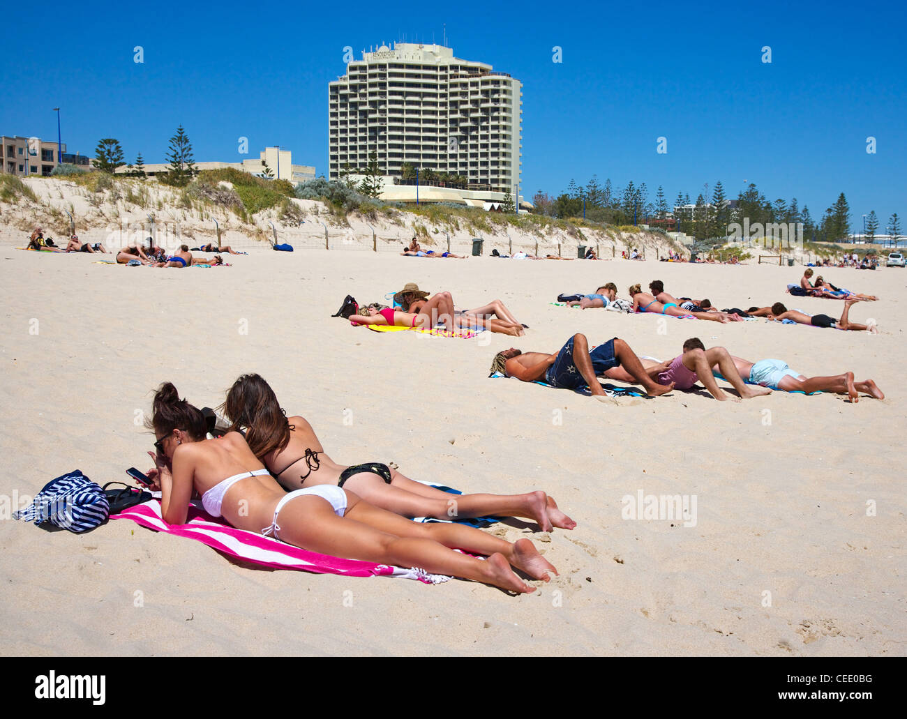 Sonne in der Nähe von Badenden am Strand von Scarborough Perth Western Australia Stockfoto