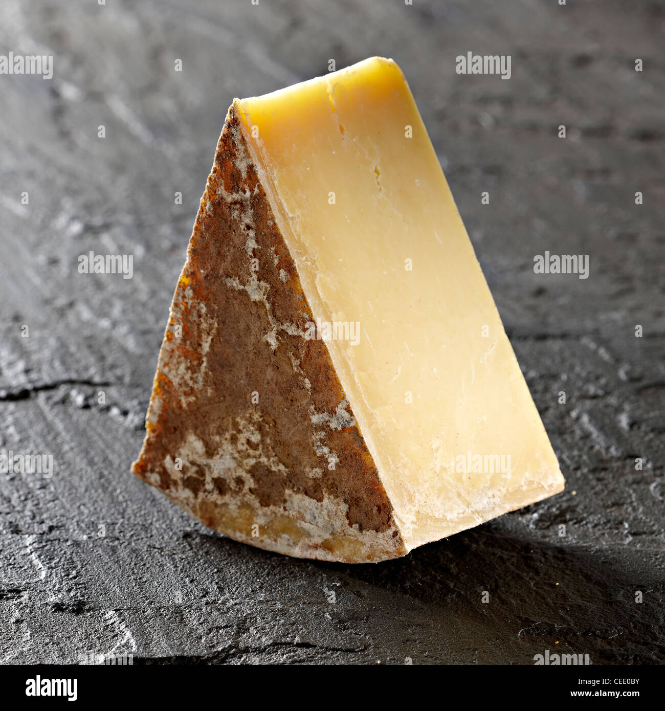 Reifen Cheddar Käse Keil Stockfoto