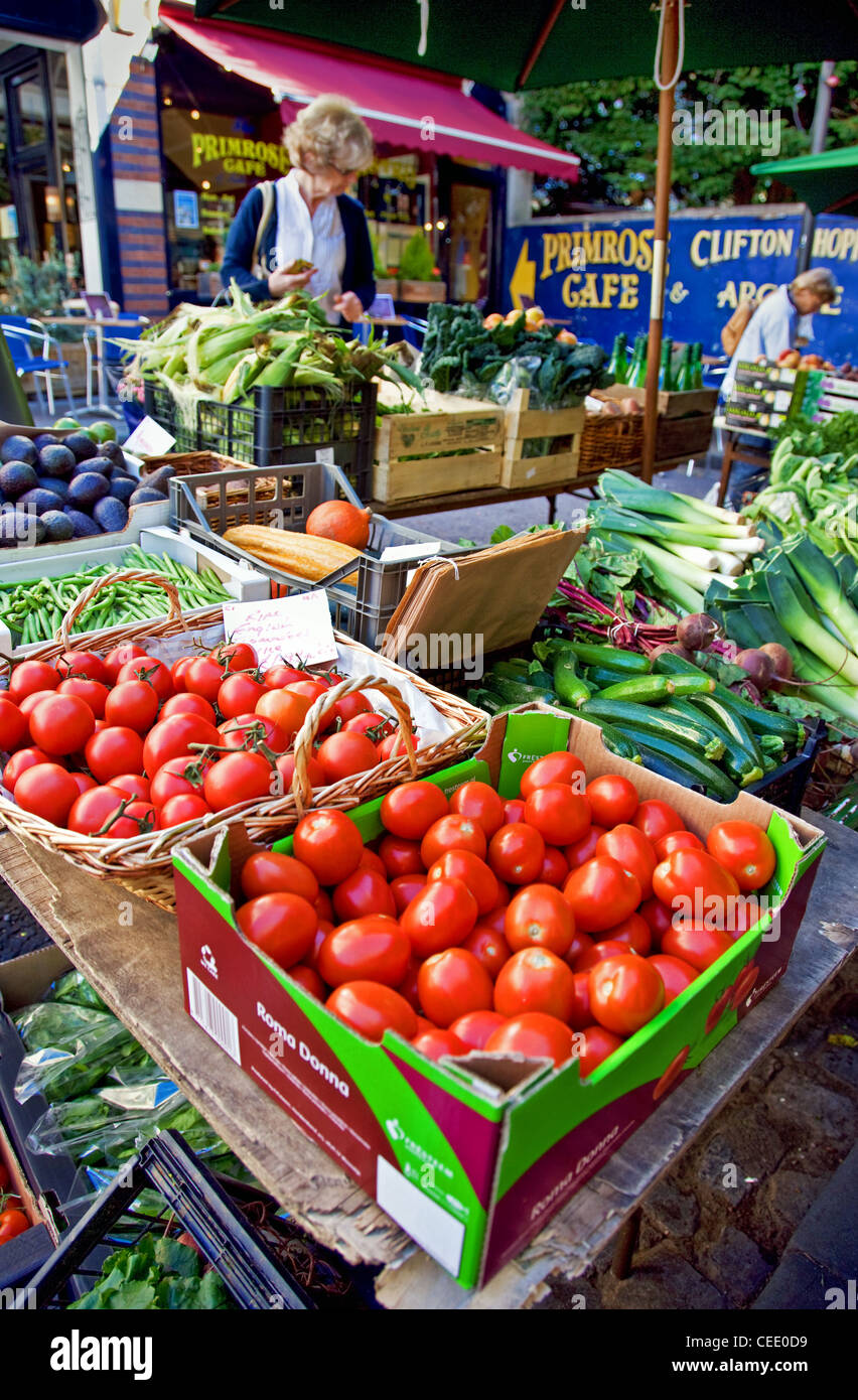 Gemüse auf dem Display vor einem grünen Lebensmittelladen in Clifton Bristol UK Stockfoto