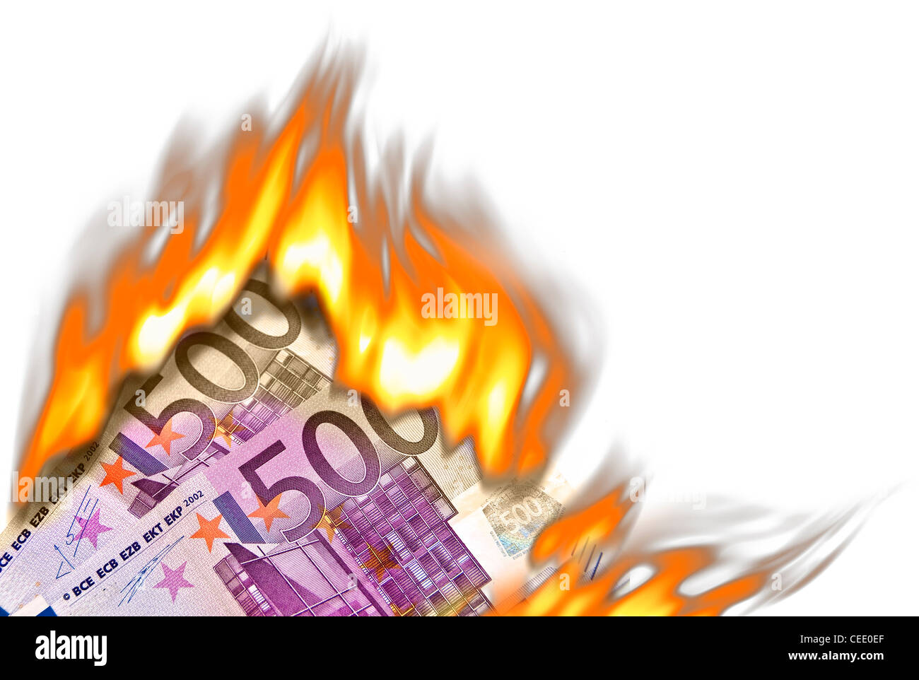 500 Euro-Banknoten im Feuer, vor weißem Hintergrund Stockfoto