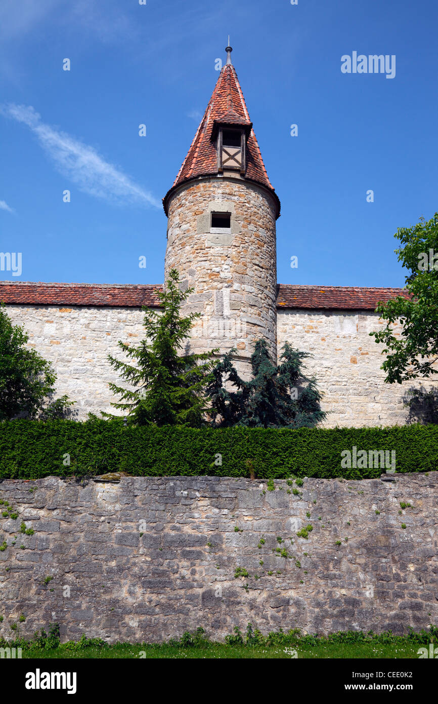 Rot gefliesten Turm im westlichen Teil der mittelalterlichen Stadtmauer Ring rund um Rothenburg Ob der Tauber, Franken, Bayern, Deutschland Stockfoto