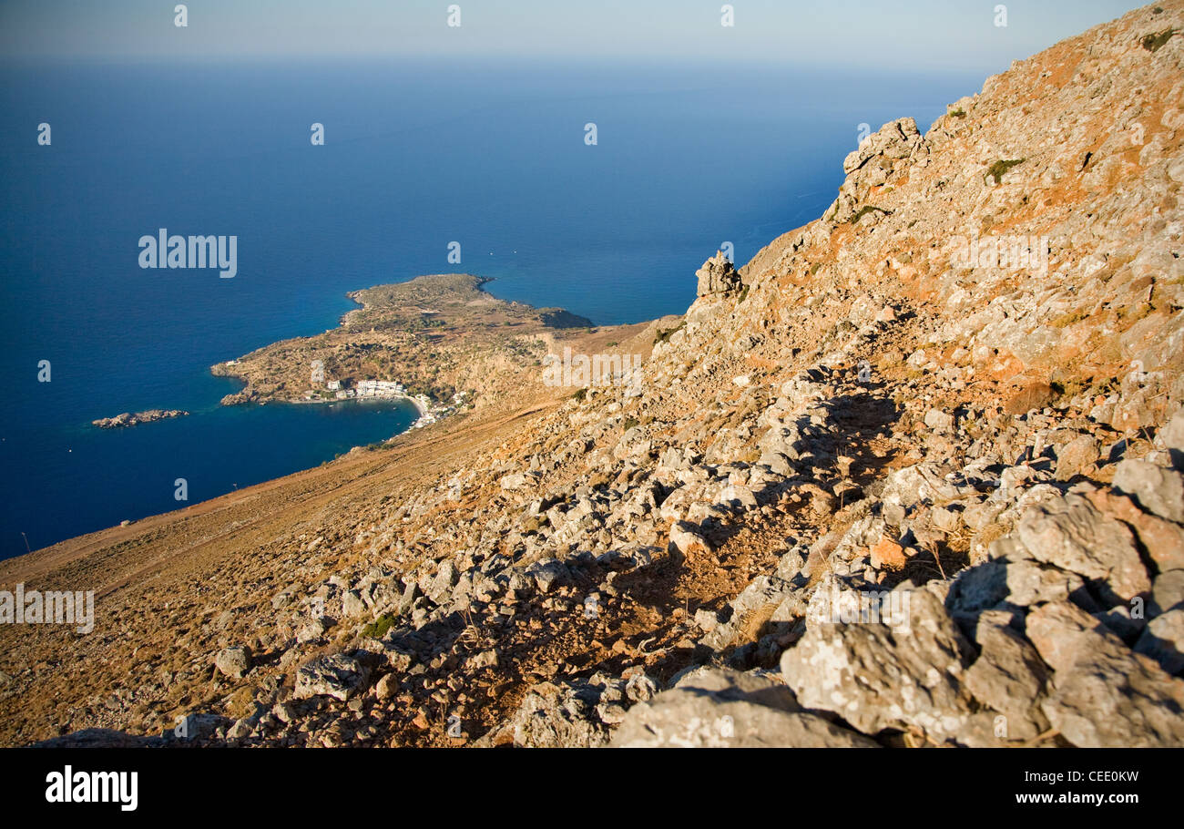 Das kleine Dorf Loutro in South West Kreta gesehen vom hohen Berg hinter der Stadt mit dem libyschen Meer hinaus Stockfoto