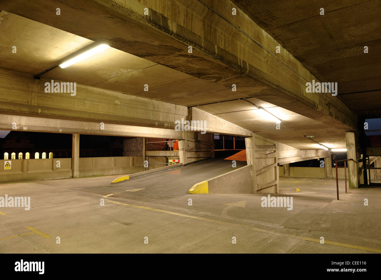 Leeren Parkhaus in der Nacht Stockfoto
