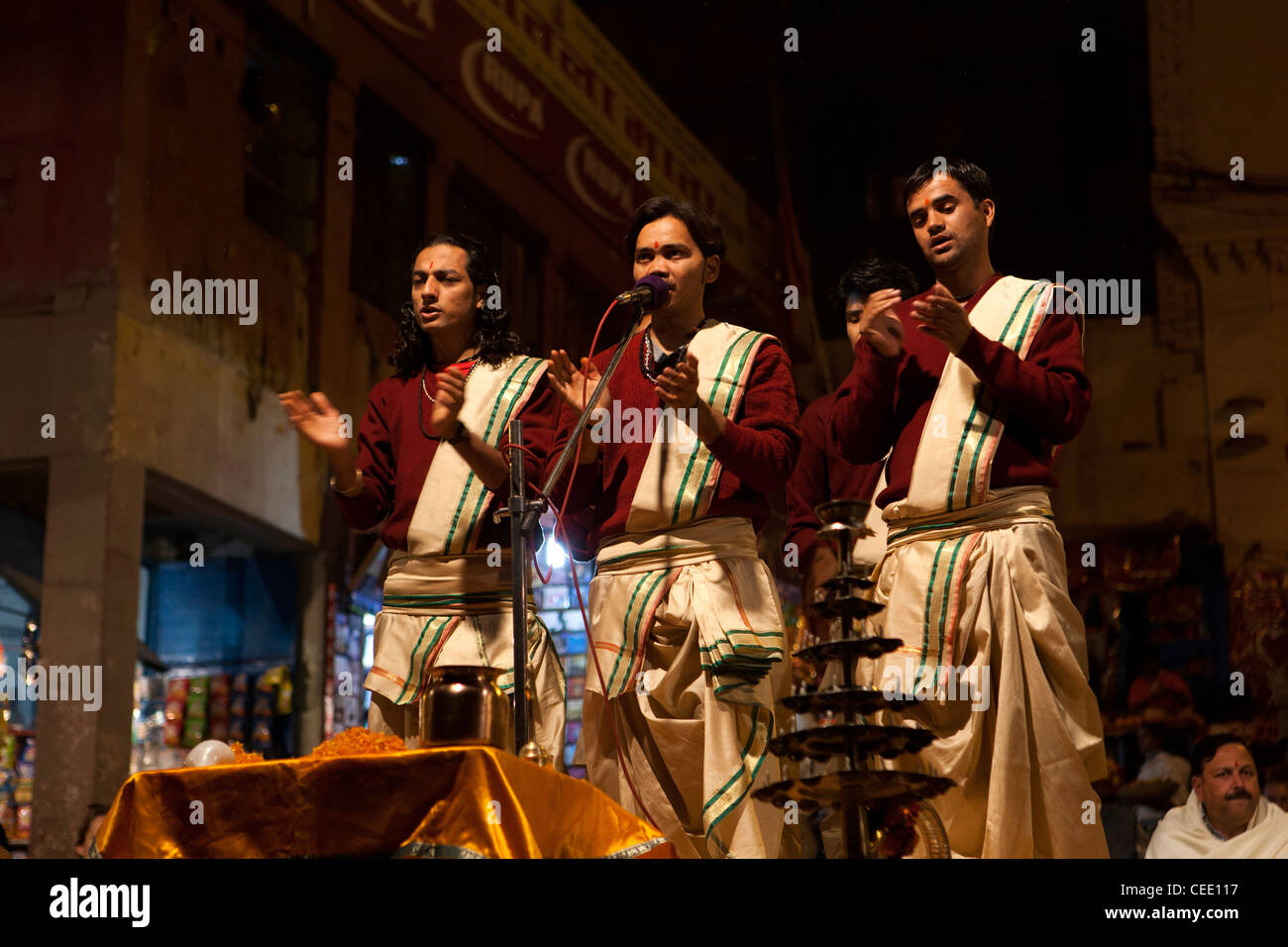 Indien, Uttar Pradesh, Varanasi, Dasaswamedh Ghat, Ganga Aarti Vedic Abend Feuer Ritual Puja-Zeremonie-Sänger Stockfoto