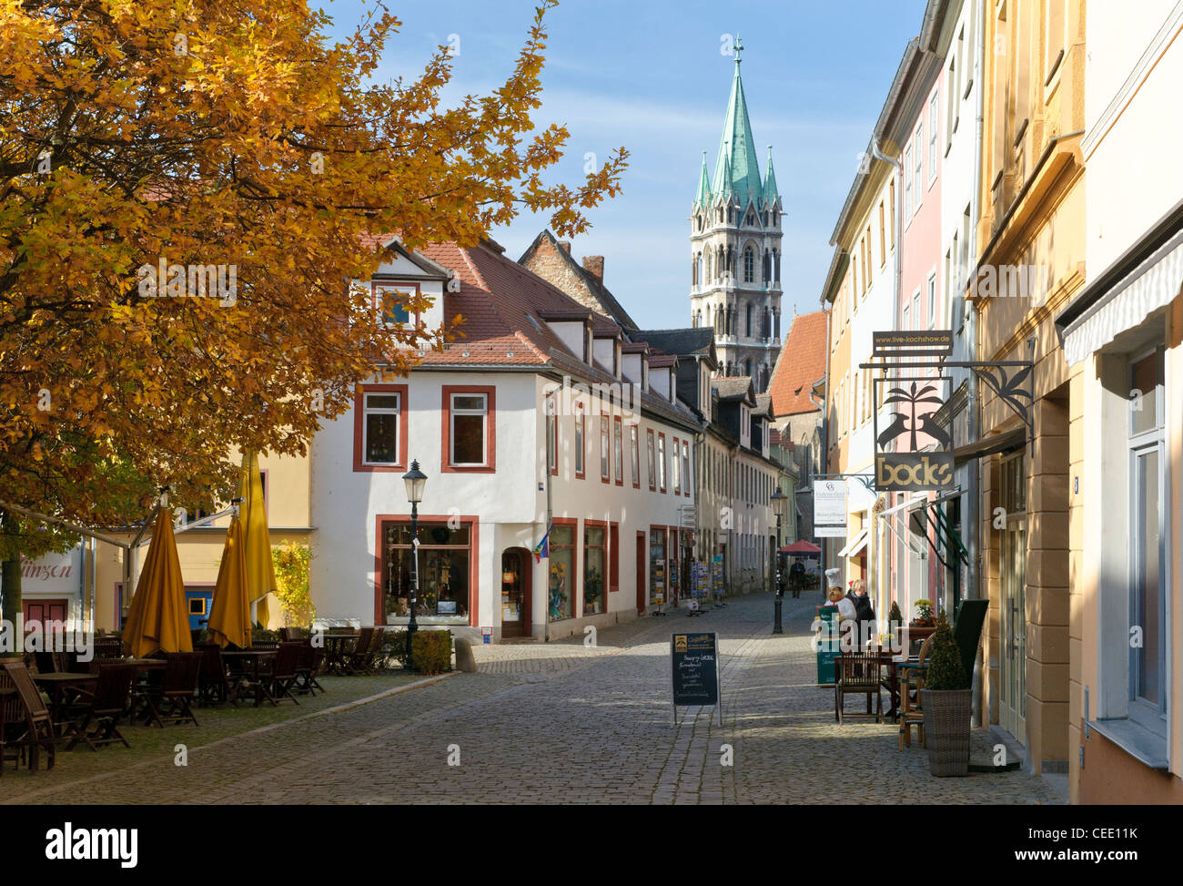 Fußgängerzone und die Kathedrale an der Rückseite, Naumburg, Sachsen-Anhalt, Deutschland, Europa Stockfoto