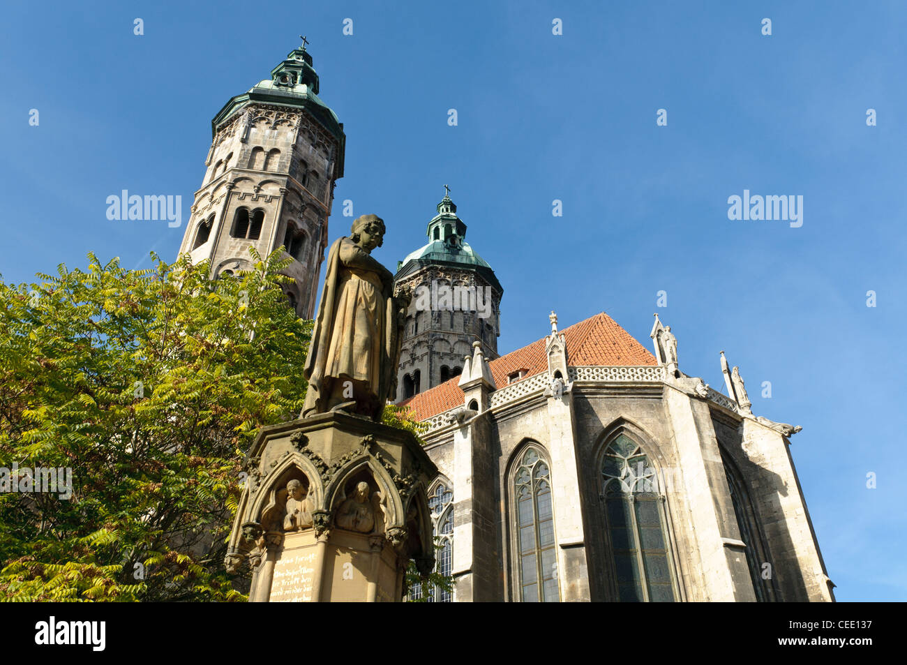 Statue vor der Kathedrale von St. Peter und St. Paul, Naumburg, Sachsen-Anhalt, Deutschland, Europa Stockfoto
