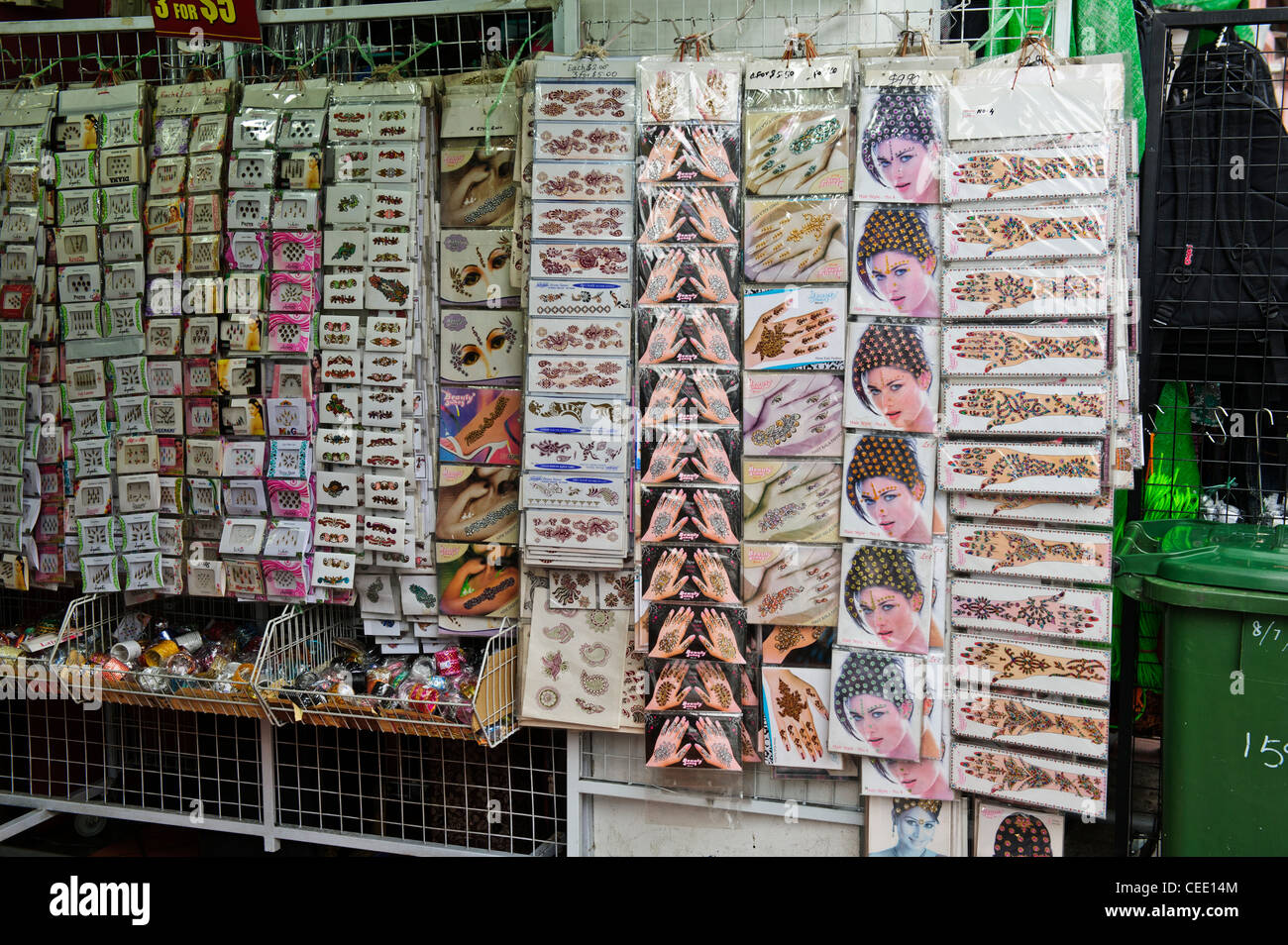 "Mehndi" oder Henna Tracer, asiatische Haut Dekoration. Stockfoto