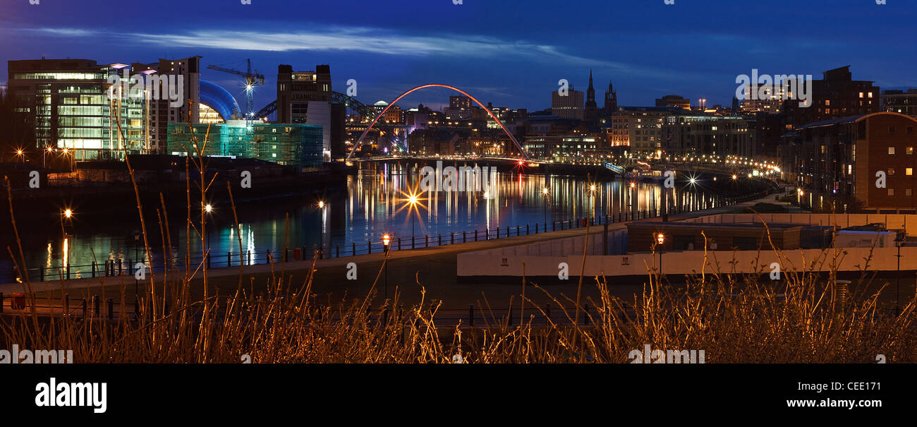 Blick entlang Newcastle Quayside aus Newcastle-Tyne auf Gateshead, am frühen Abend Stockfoto